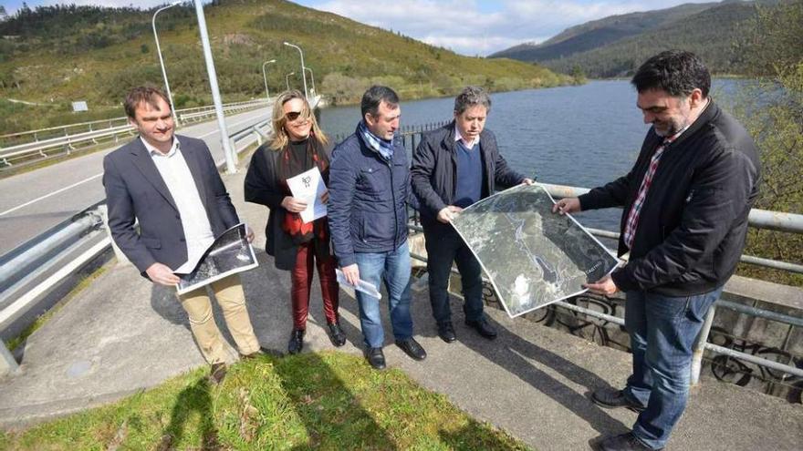 El alcalde de Barro y de Pontevedra, junto a varios concejales, examinan un mapa con la nueva senda en el Pontillón do Castro. // G. Santos