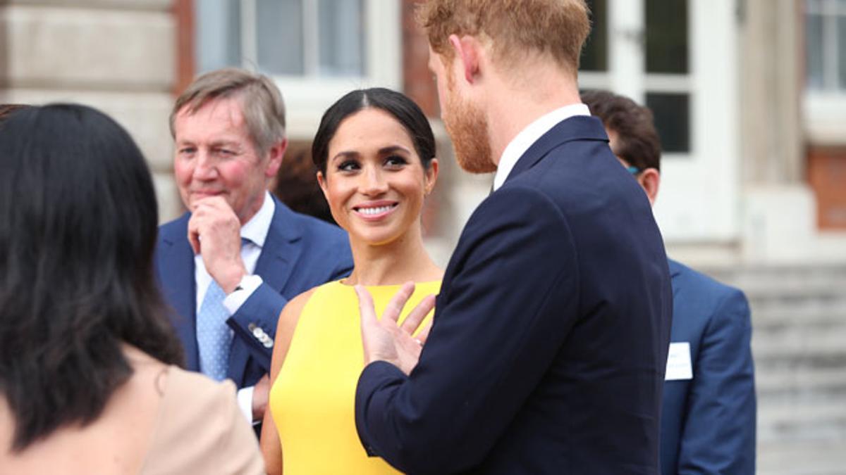 Hay un vestido que sienta a todas como un guante y Meghan Markle lo ha llevado en amarillo