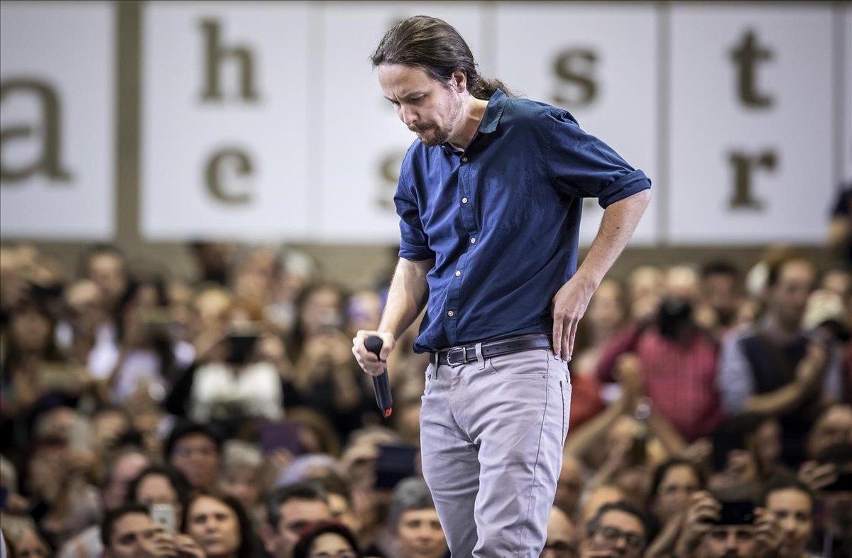 El candidato de Podemos, Pablo Iglesias, cabizbajo durante el mitin celebrado en Valencia.