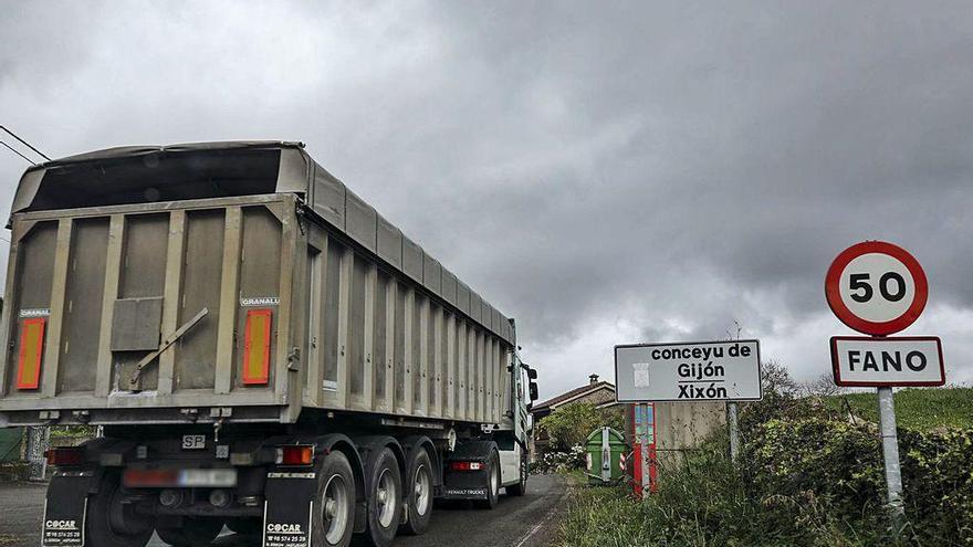 Un cartel bilingüe que indica la entrada en el concejo de Gijón desde Siero, a través de la parroquia de Fano.