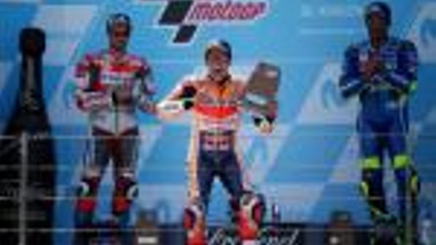 Marc Márquez celebra la victòria al podi del Gran Premi d&#039;Aragó, on va ser acompanyat pels italians Andrea Dovizioso, segon, i Andrea Iannone, tercer.