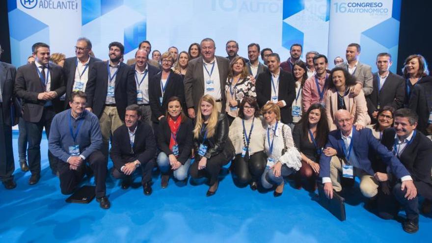 Foto de familia de algunos integrantes de la nueva dirección del Partido Popular en la Región de Murcia, al término del XVI Congreso de la formación política.