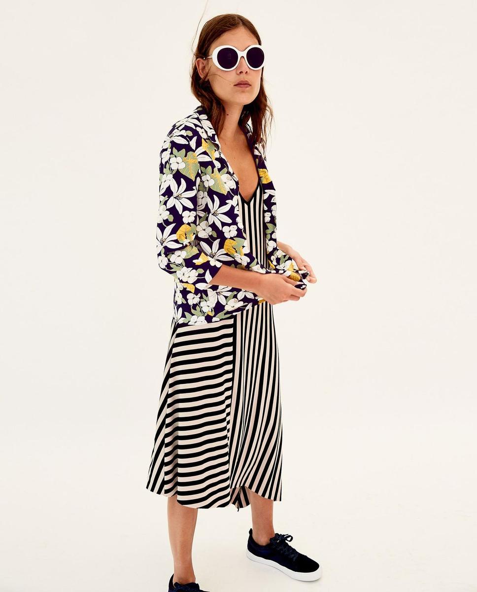 Las combinaciones imposibles de Zara, que terminarás llevando: Camisa de flores (29,95 euros) y vestido de rayas (17,95 euros)
