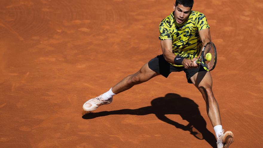 Alcaraz pasa lanzado a los cuartos de final en Barcelona