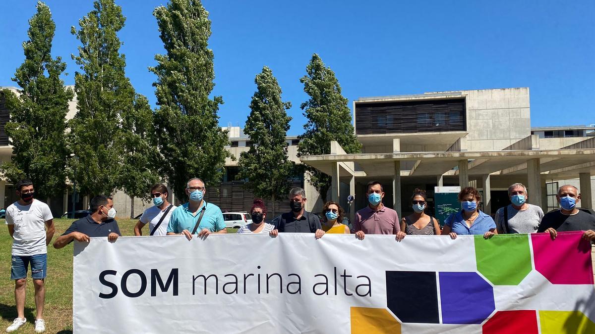 Los alcaldes y concejales impulsores de &quot;Som Marina Alta&quot;, en la entrada al hospital de Dénia