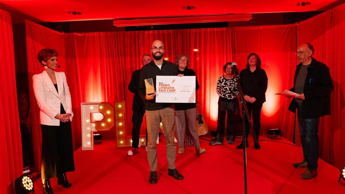 Aleix Solernou, amb el guardó obtingut a Reus