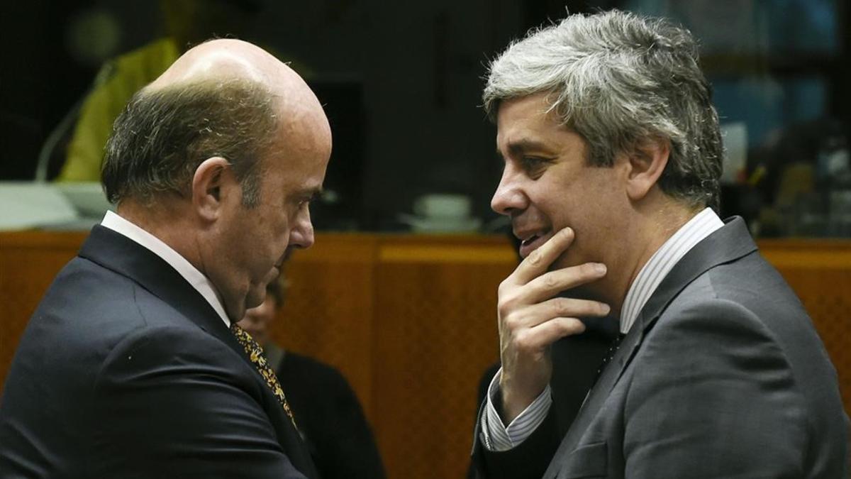 El ministro de Economía español, Luis de Guindos (izquierda) , con el portugués Mario Centeno
