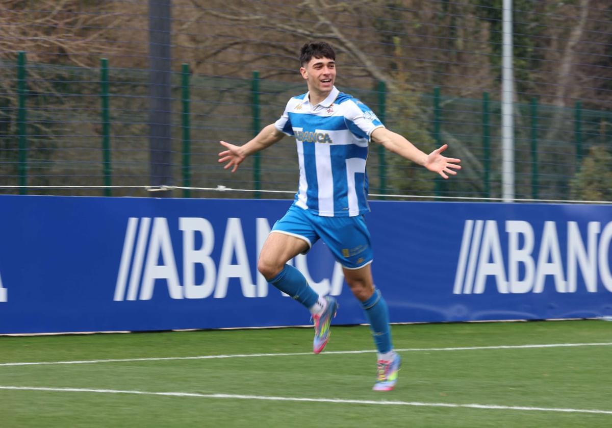 Iker Gil celebra un gol con el Deportivo juvenil