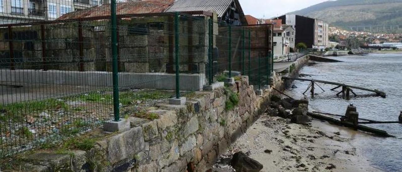 Frente costero con los astilleros en donde se interrumpe la senda litoral de la villa. | G. NÚÑEZ