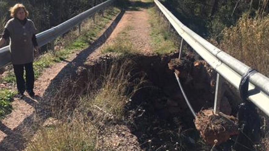 Una mujer cruza por el puente agujereado de Marines.