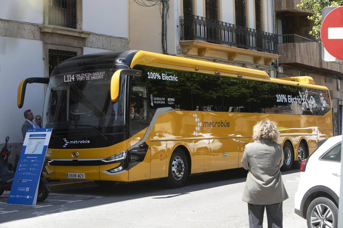Uno de los vehículos que presta el servicio entre València y el Port de Sagunt.
