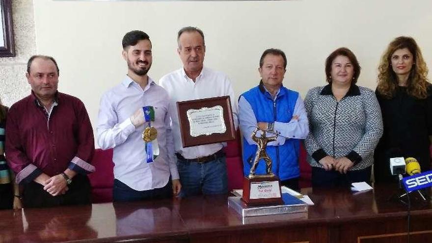 Lucas Egas, el segundo a la izquierda, con sus medallas. // Iñaki Osorio