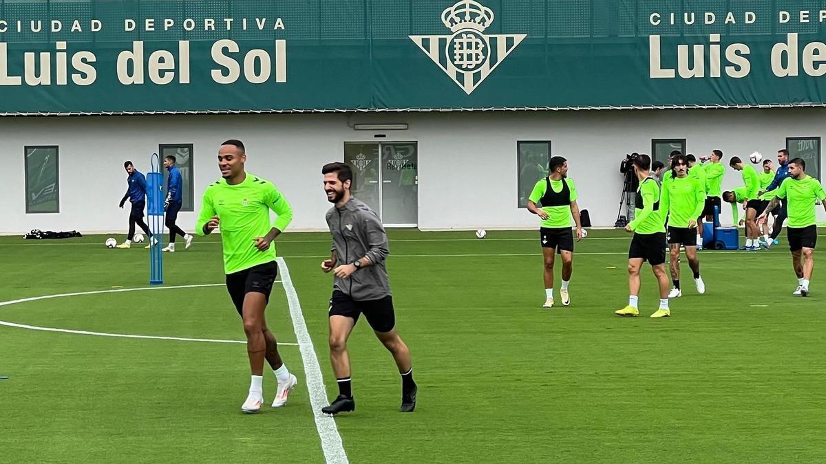 Natan de Souza realiza carrera continua al margen de sus compañeros una semana después de caer lesionado en el derbi