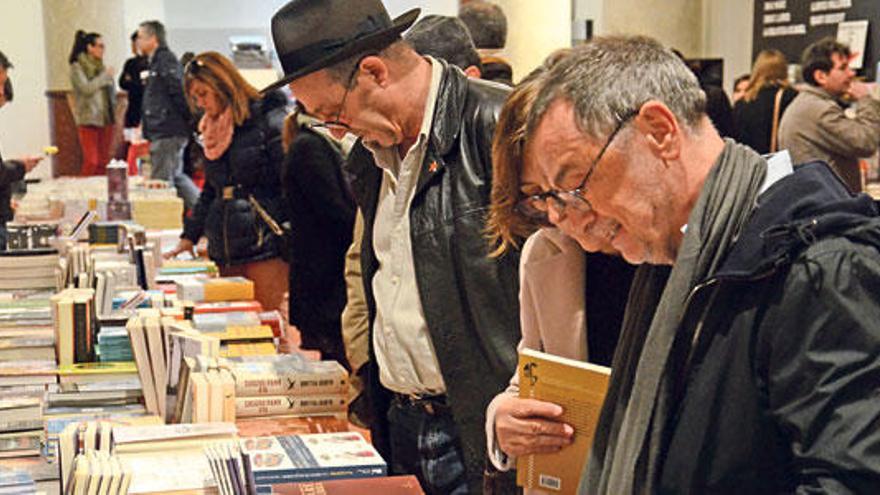 Buen ritmo de ventas y de público en el arranque de la Setmana del Llibre en Català