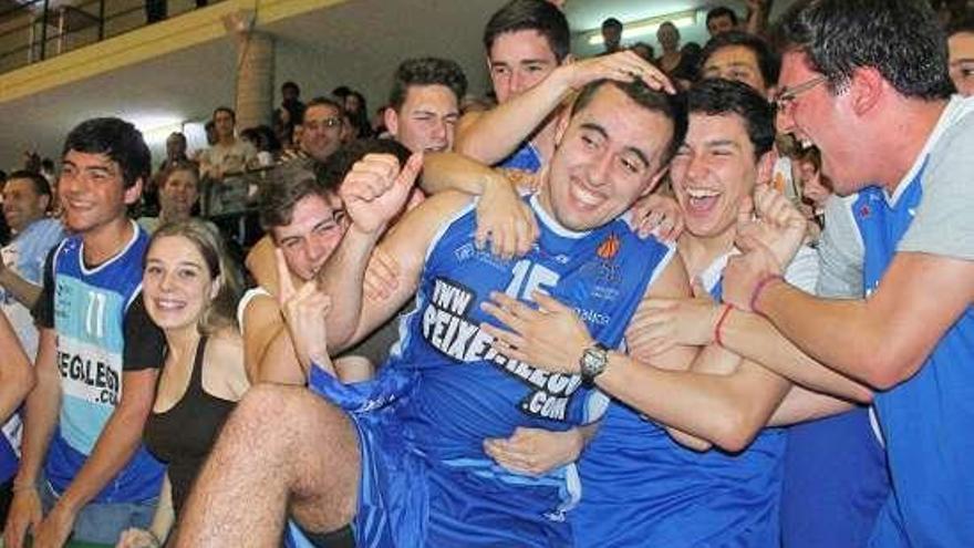 Los aficionados celebran con los jugadores la victoria. // A.S..