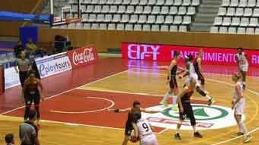 Un momento del partido disputado ayer en Girona.