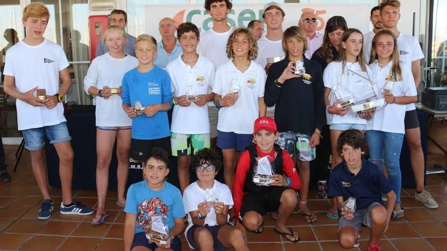 Foto de familia de todos los deportistas premiados en la regata organizada por el CMSAP.