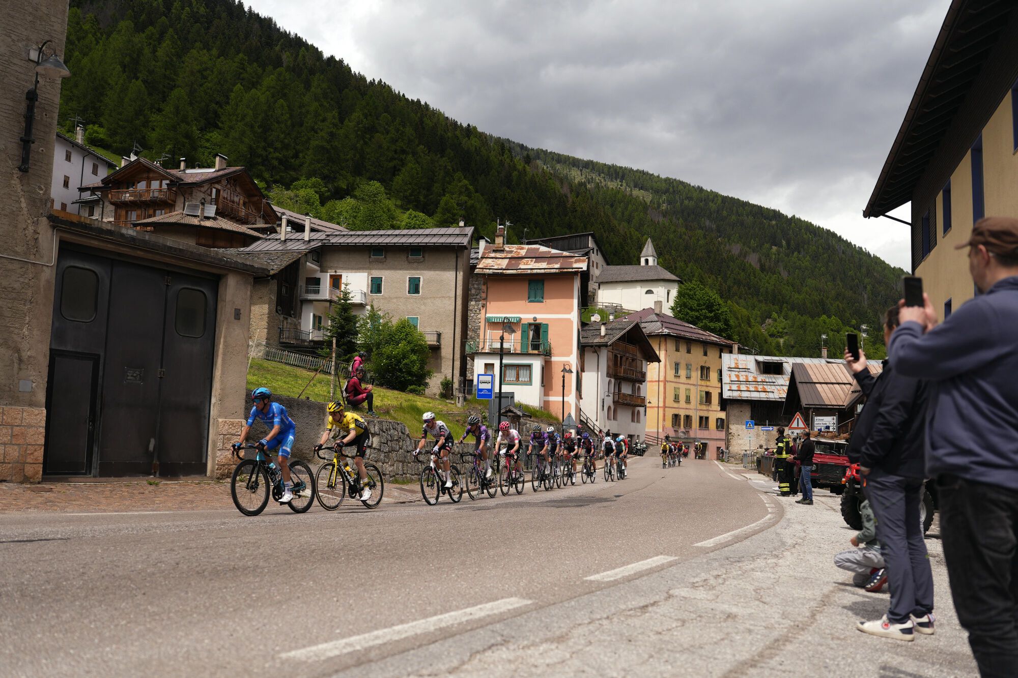 May 28, 2025, Italy: The pack rides cycles during the stage 17 of the Giro d'Italia from San Michele all'Adige (Edmund Mach Foundation) to Bormio, Italy - Wednesday, May 28, 2025. Sport - cycling. (Photo by Fabio Ferrari/LaPresse),Image: 1004213886, License: Rights-managed, Restrictions: * Bulgaria, Croatia, Czech Republic, France, Hungary, Italy, Romania, Slovak Republic, Serbia and Slovenia Rights Out *, Model Release: no, Credit line: Fabio Ferrari / Zuma Press / ContactoPhoto Editorial licence valid only for Spain and 3 MONTHS from the date of the image, then delete it from your archive. For non-editorial and non-licensed use, please contact EUROPA PRESS. 28/05/2025 ONLY FOR USE IN SPAIN. Fabio Ferrari / Zuma Press / ContactoPhoto;Press;LP_23410736.jpg;20250528_zsa_z19_117.jpg;Stage 17 of the Giro d'Italia;