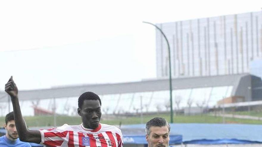 Saha, a la izquierda, pelea por un balón con Negredo.