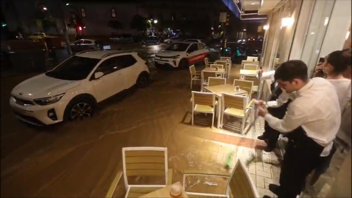 Varias calles de la Victoria, anegadas por la rotura de una tubería