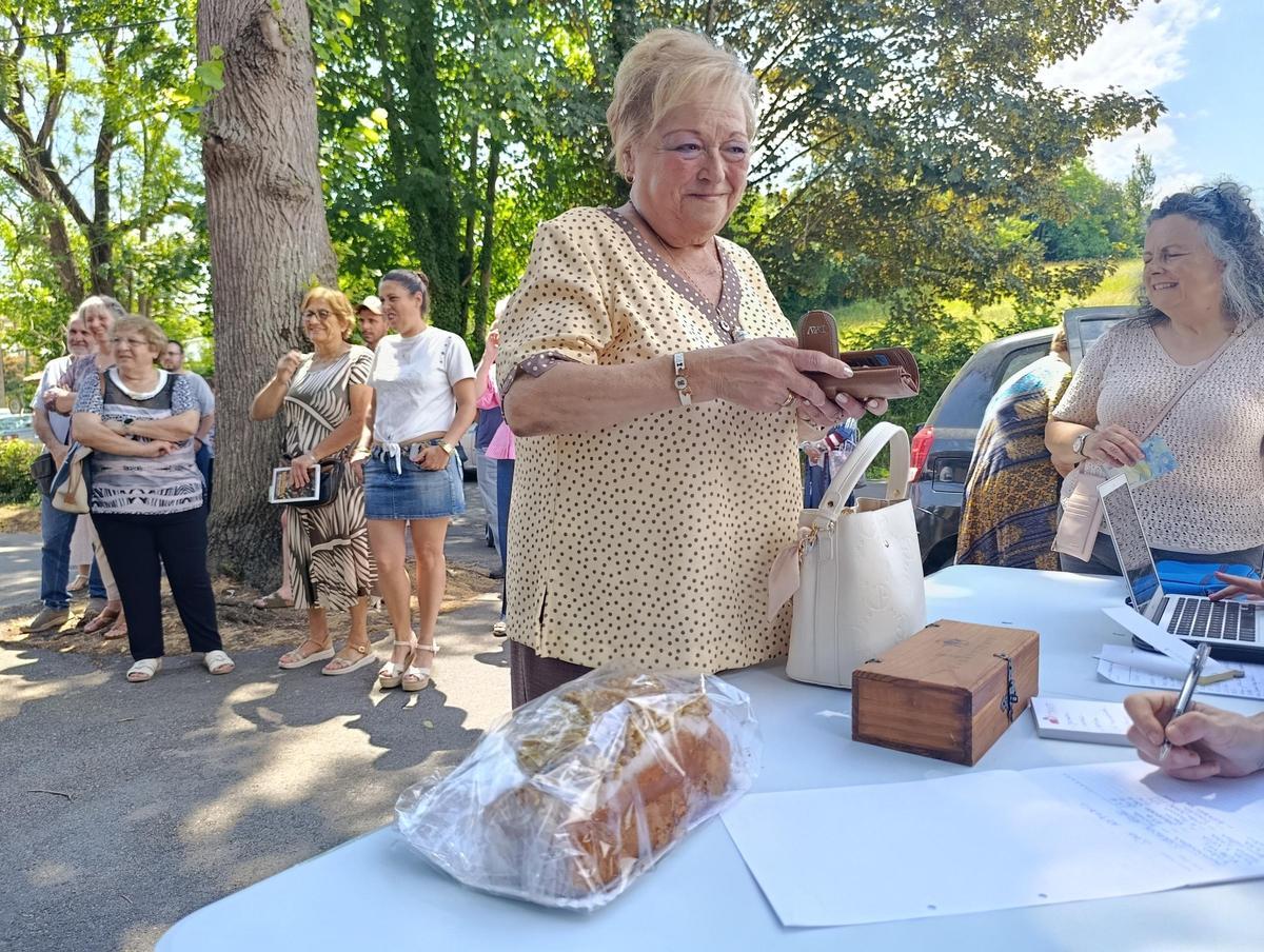 Tiñana, en Siero, recauda 601 euros en su subasta de San Antonio