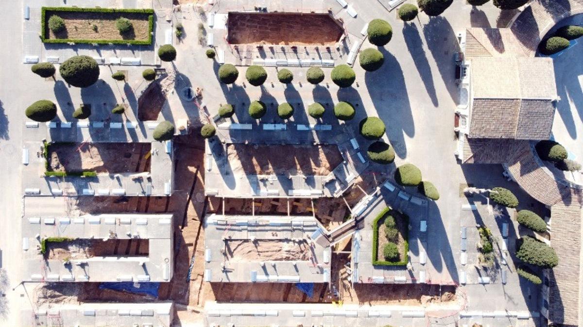 Una imagen de las fosas de Son Coletes, ubicadas debajo de las tumbas modernas.