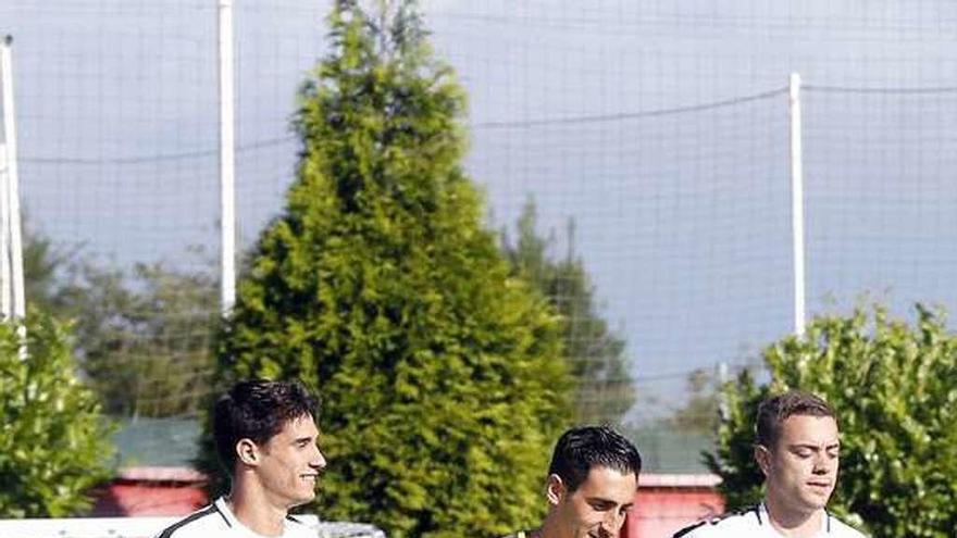 Pablo Pérez realiza carrera continua ayer en e entrenamiento de Mareo junto a Mariño y Juan Rodríguez.