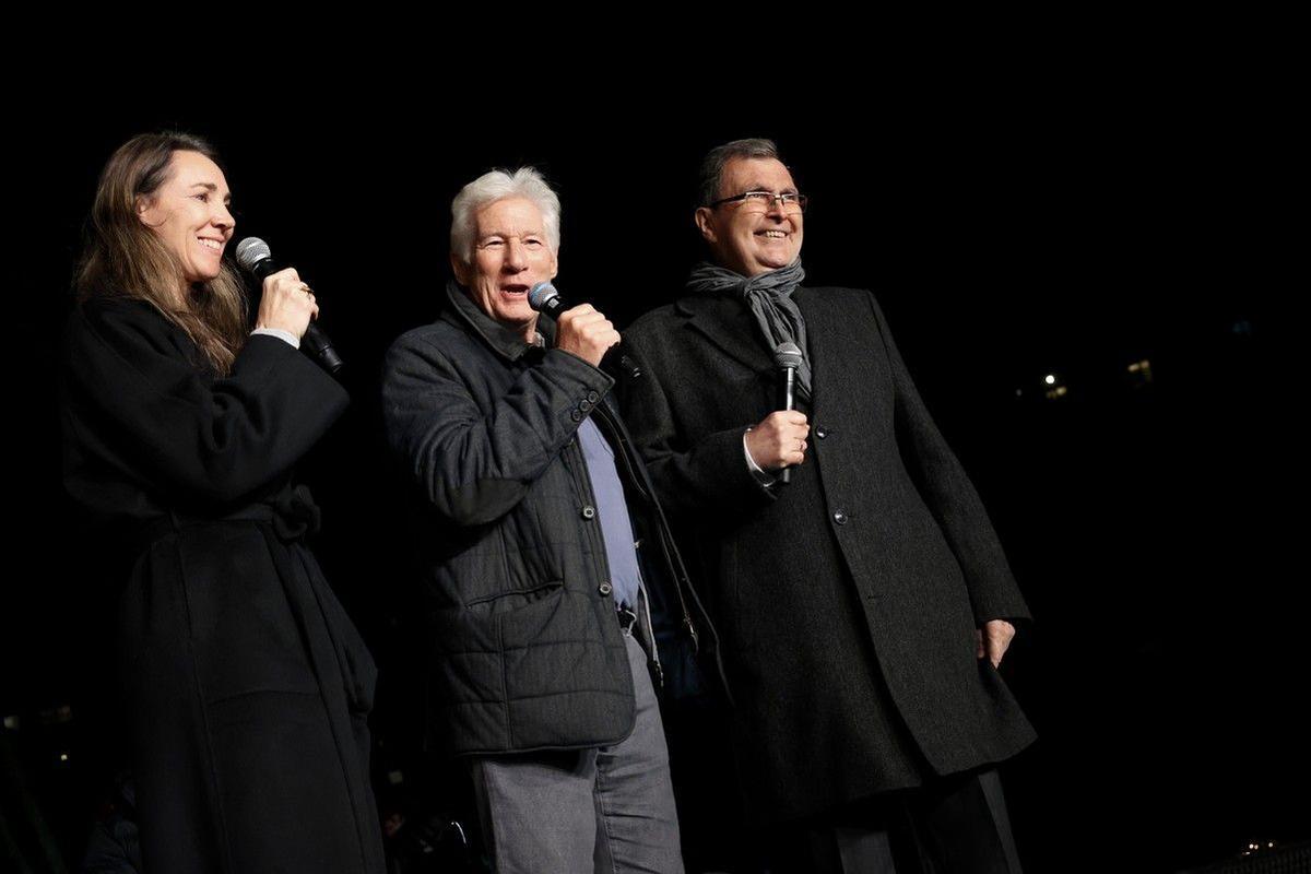 Richard Gere, su intérprete y José Ballesta durante el encendido del Gran Árbol de Navidad de Murcia.