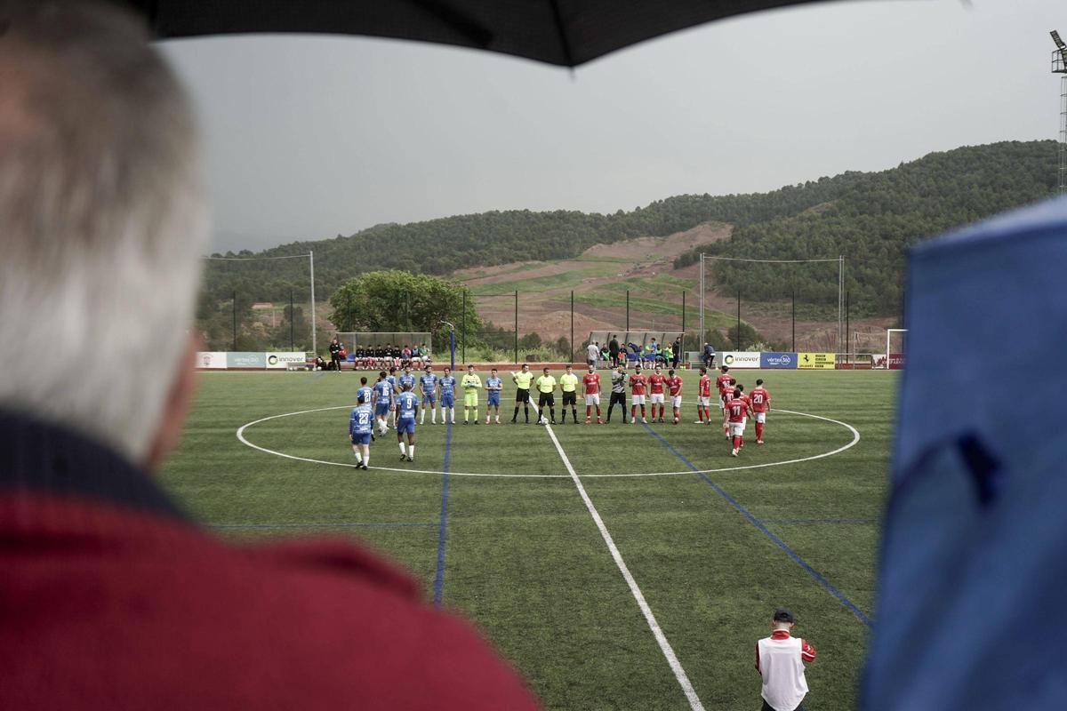 La pluja no ha impedit que els aficionats veiessin el partit des de fora del camp
