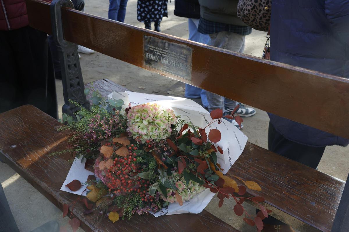 Placa que, en 2025, se instaló para homenajear al periodista Fernando Lázaro.