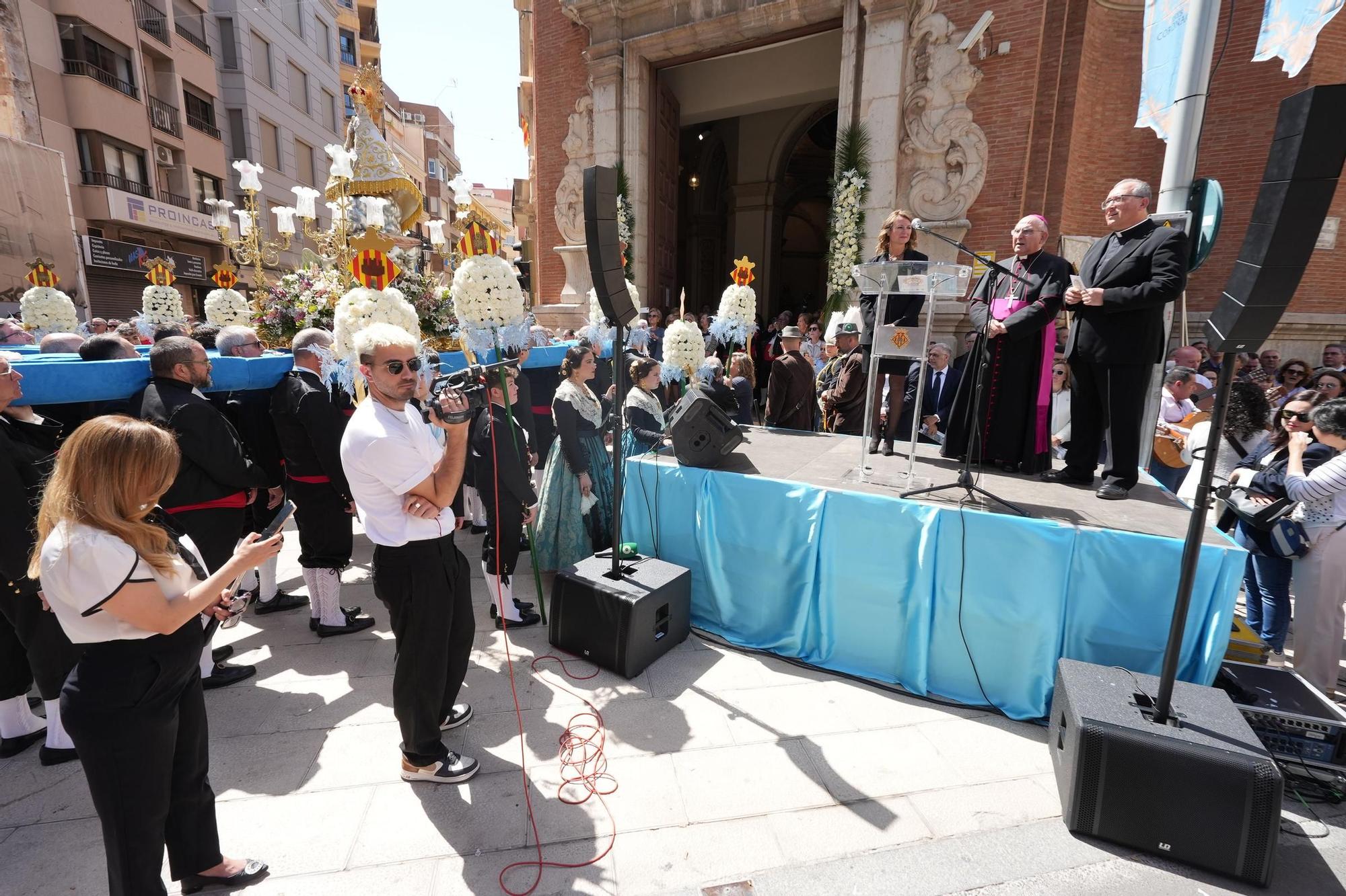 Galería de imágenes: La Virgen del Lledó sale de la basílica para ir a la ciudad