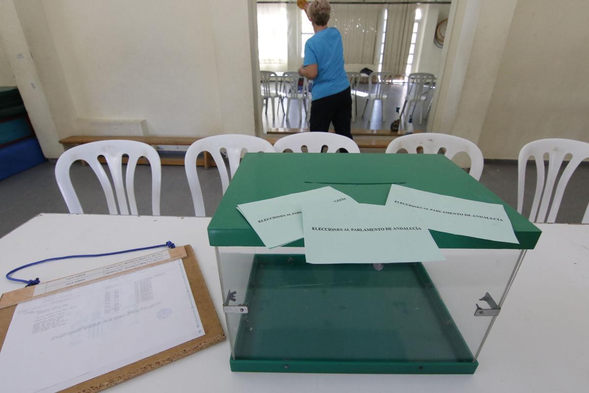 colocación mesas electorales papeletas urnas en colegio europa para la elecciones andaluzas 2D
