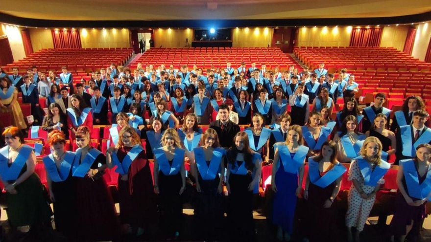 El IES La Laboral entrega sus orlas a 235 alumnos | LNE