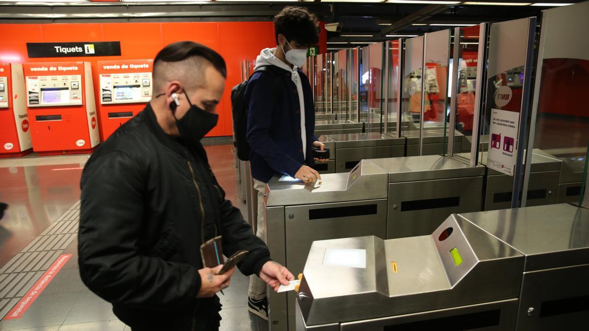 Validación de títulos de transporte, en una parada de metro de Barcelona