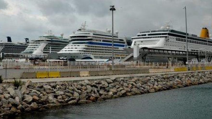 El ´Jewel of the seas´, ´Celebrity Reflection´, ´Costa Neoriviera´ y ´Aidastella´, atracados en el muelle.