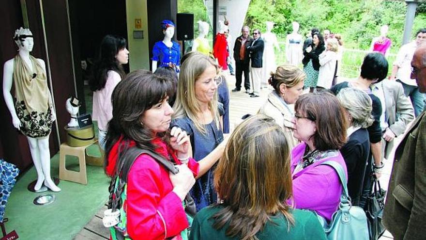 Público en la exposición de la Asociación Diseño y Moda del Principado en el pabellón Boreal del Jardín Botánico.