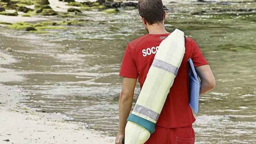 Un socorrista en una de las playas del municipio de Marín. // S.A.