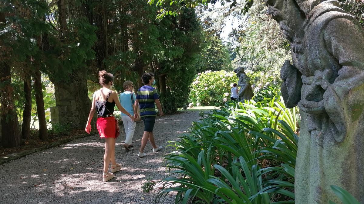 Un grupo de visitantes en los jardines del pazo de Meirás.