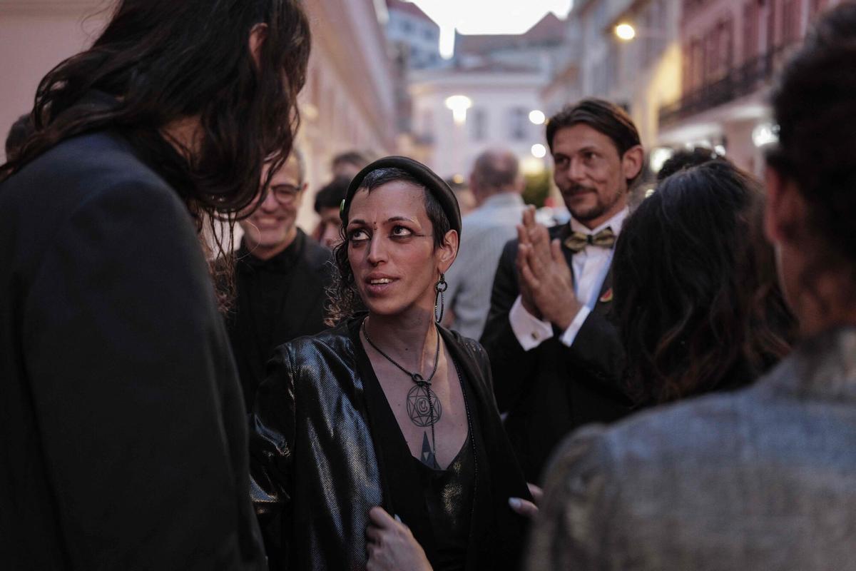 Oliver Laxe y Jade Oukid antes de la proyección de 'Sirat' en Cannes.