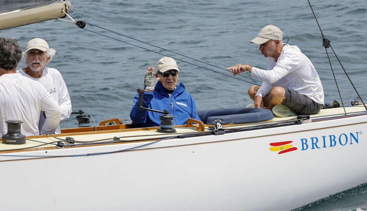 Juan Carlos I saluda desde el velero en el que compitió ayer. | Lavandeira