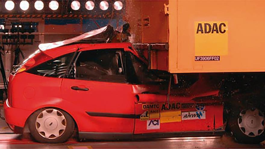 Prueba de colisión de un vehículo contra un camión antes de las modificaciones
