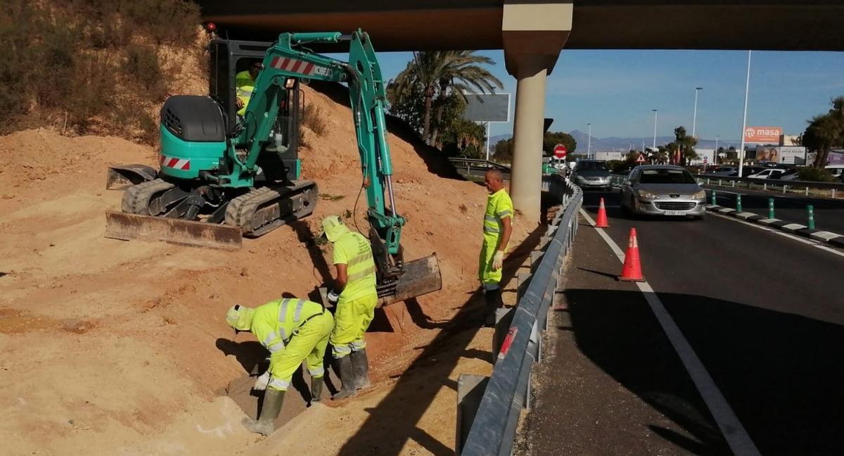Acondicionamiento en una cuneta de una carretera nacional en Alicante.