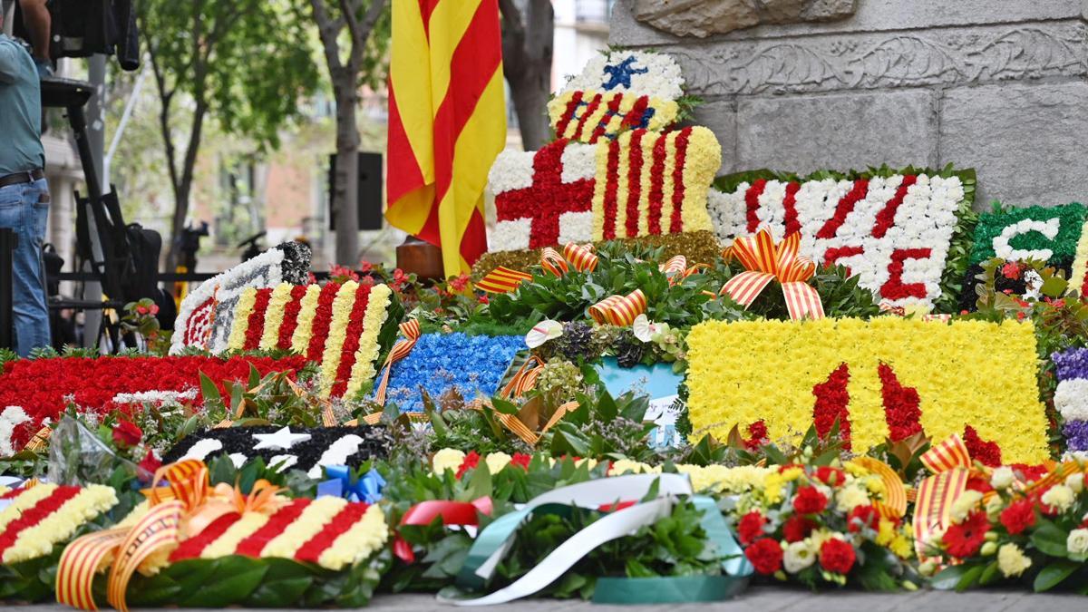 Ofrenda floral de partidos y entidades diversas de Catalunya al monumento de Rafael Casanova durante la Diada Nacional de Catalunya.