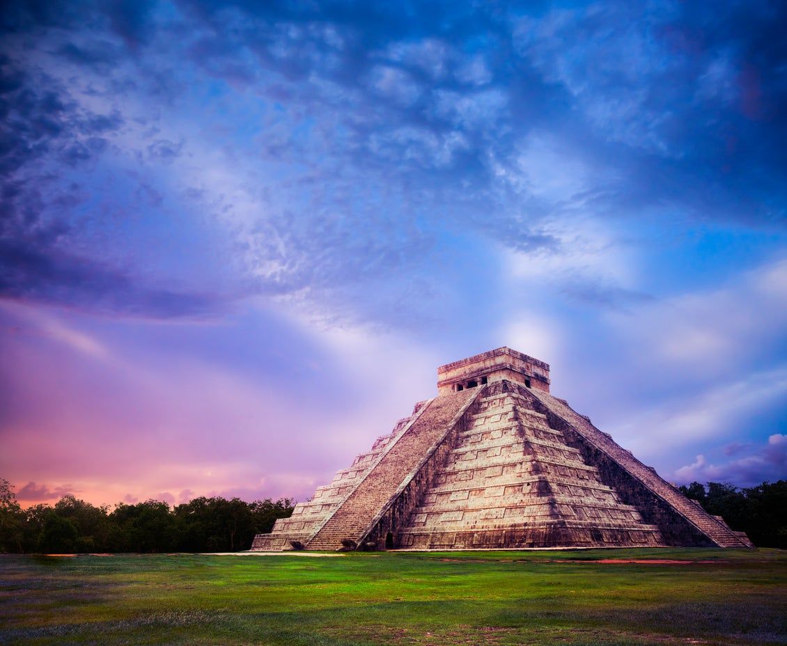 Saludamos al fin de semana desde uno de los principales sitios arqueológicos de la península de Yucatán, en México. Estamos en Chichén Itzá, un importante vestigio de la civilización maya que es Patrimonio de la Humanidad por la Unesco y que está considerada como una de las nuevas siete maravillas del mundo moderno.