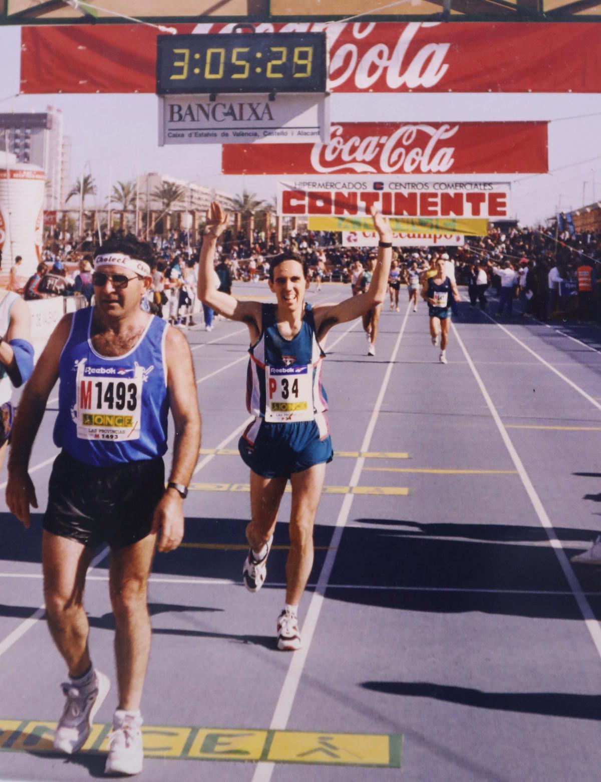 Luis Félix entrando en meta en su primer maratón de València en 1995