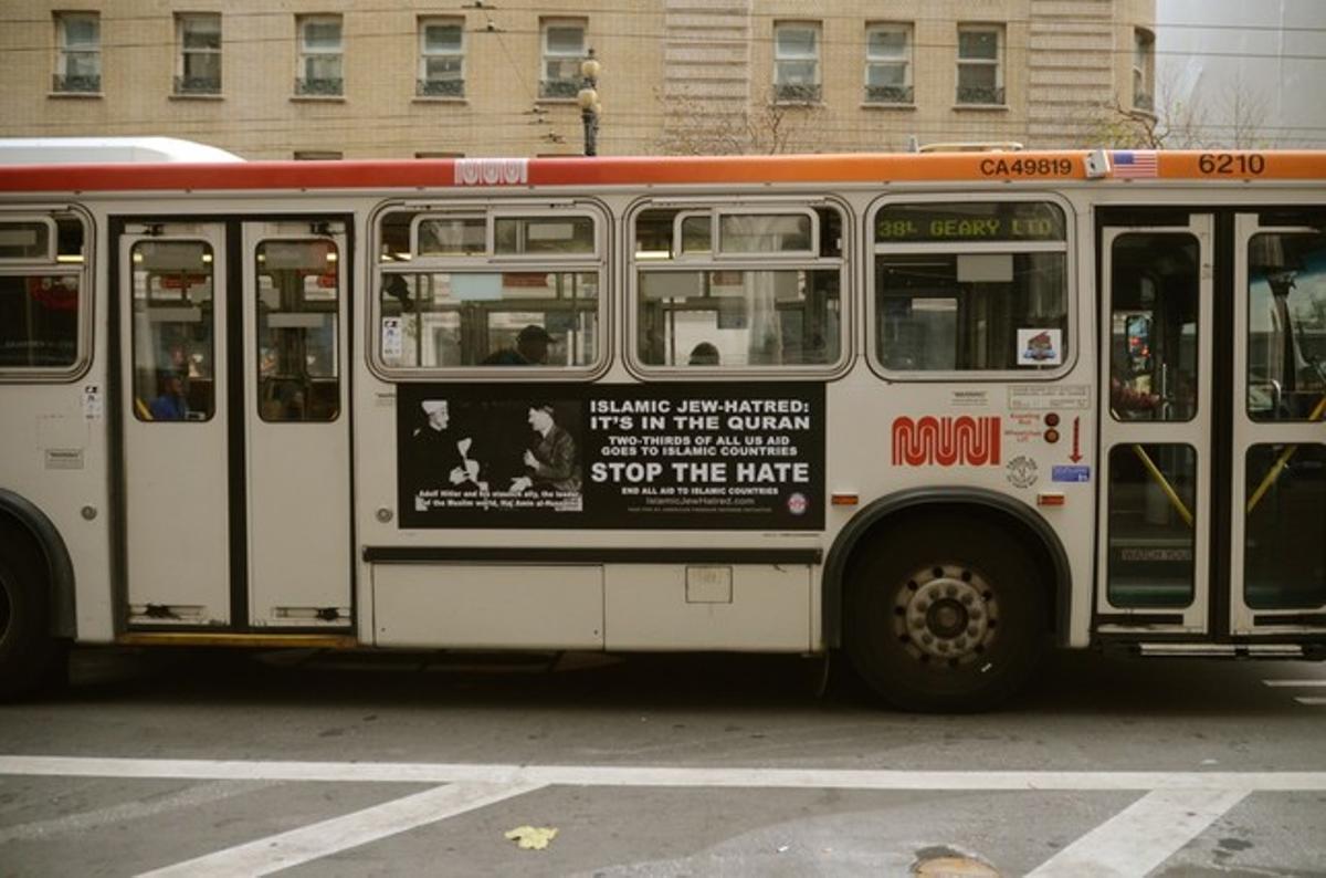 Imagen de un cartel de un autobús de San Francisco.