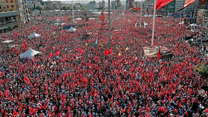 Manifestaciómultitudinària per la democràcia a la plaça de Taksim d&#039;Istanbul