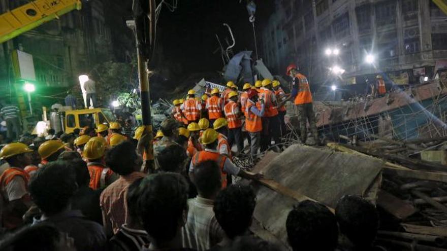 Al menos 18 muertos por el derrumbe de un puente en la India