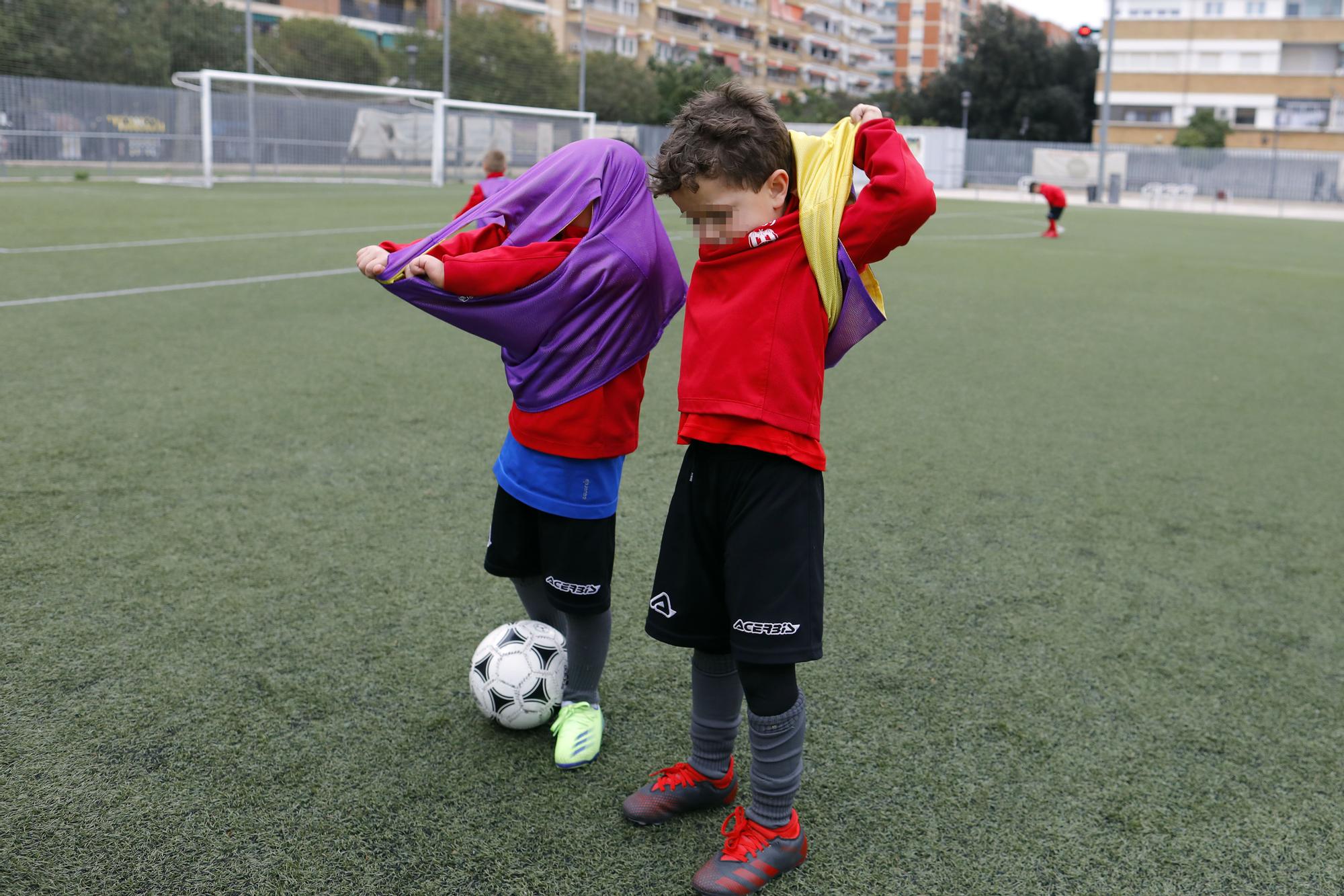 Los niños vuelven a entrenar después de las restricciones