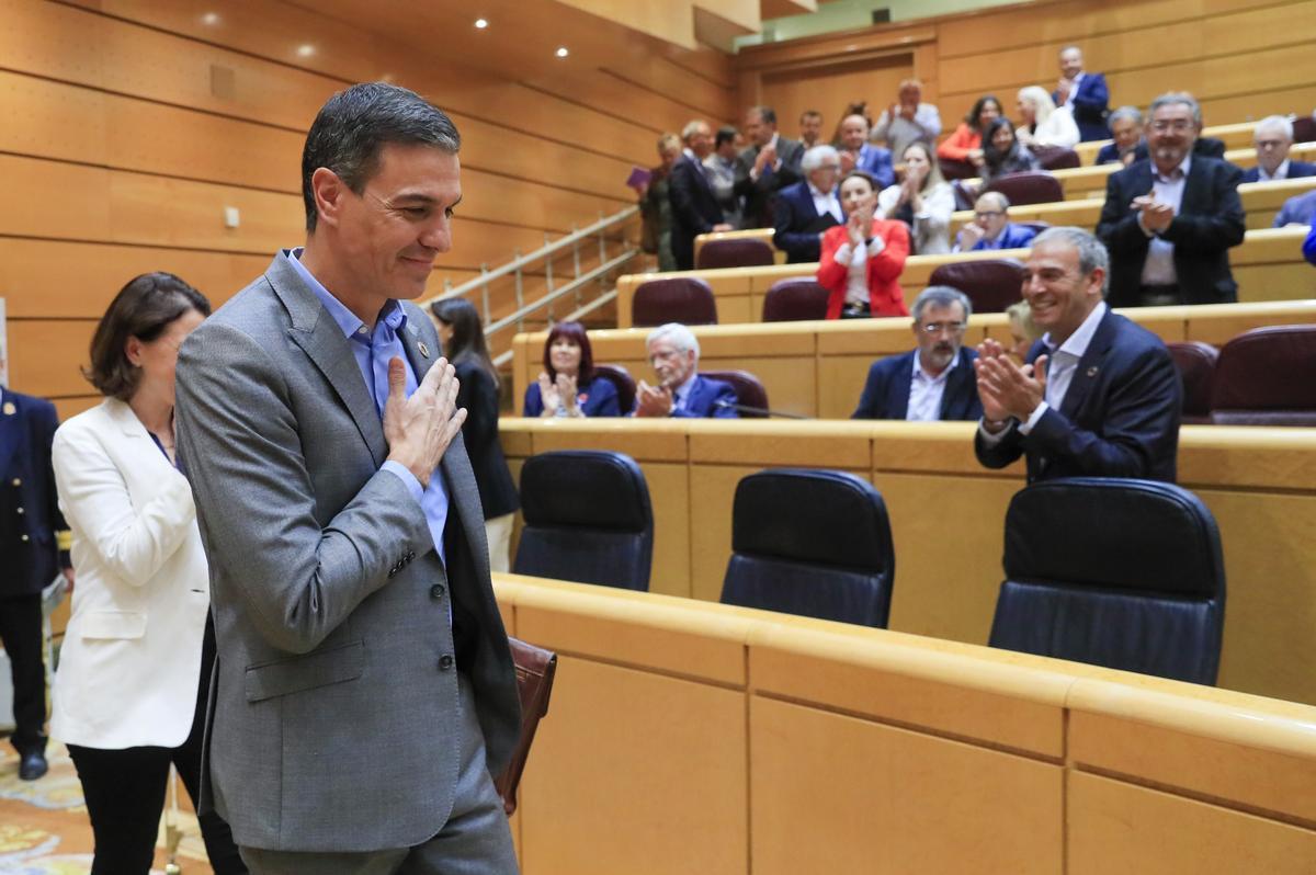 El presidente del Gobierno, Pedro Sánchez (i), a su llegada al pleno del Senado, en Madrid a 18 de octubre de 2022.